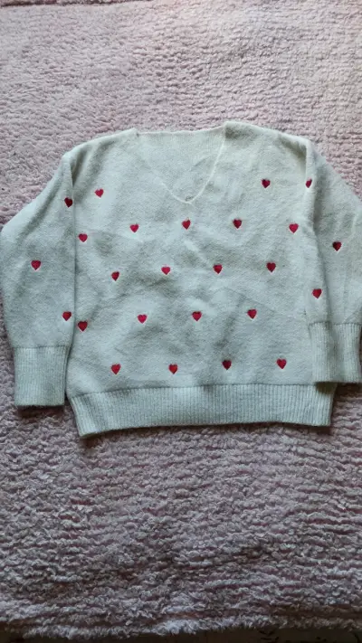 Suéter blanco con corazones rojos - miniatura 1