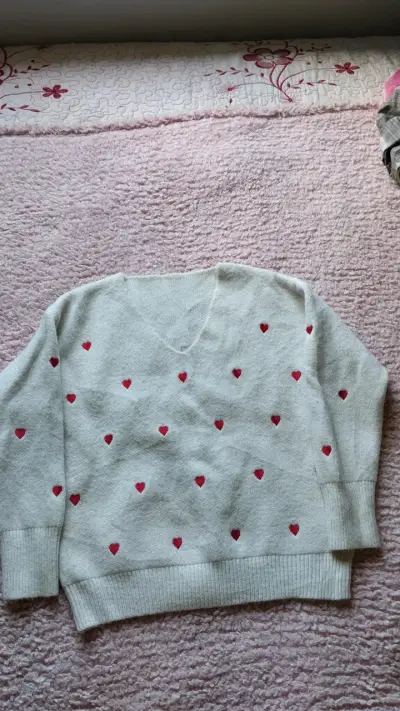 Suéter blanco con corazones rojos - miniatura 2