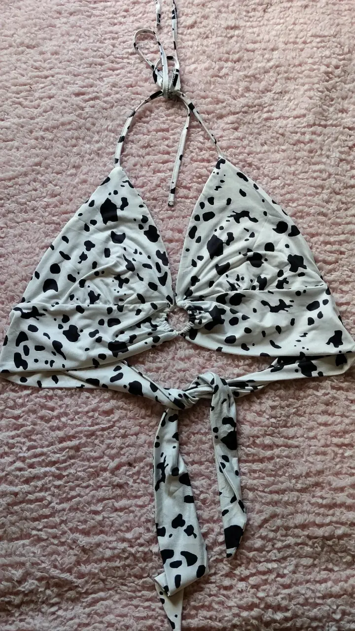 Top estilo bikini blanco con manchas negra - 1