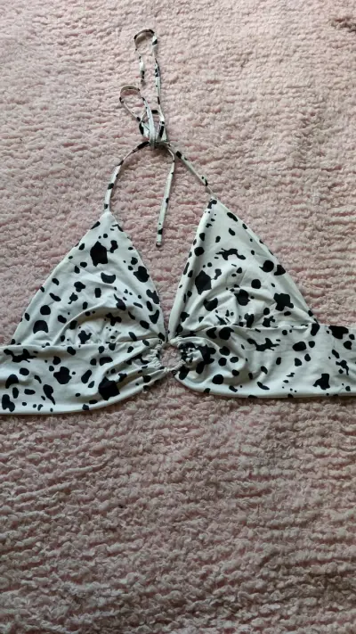Top estilo bikini blanco con manchas negra - miniatura 2