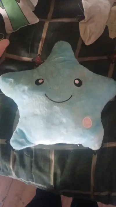 Cojín de peluche estrella azul con cara sonriente - miniatura 1