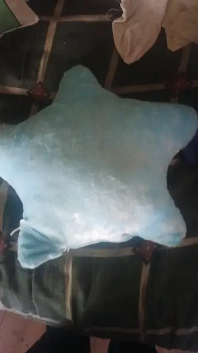 Cojín de peluche estrella azul con cara sonriente - miniatura 2