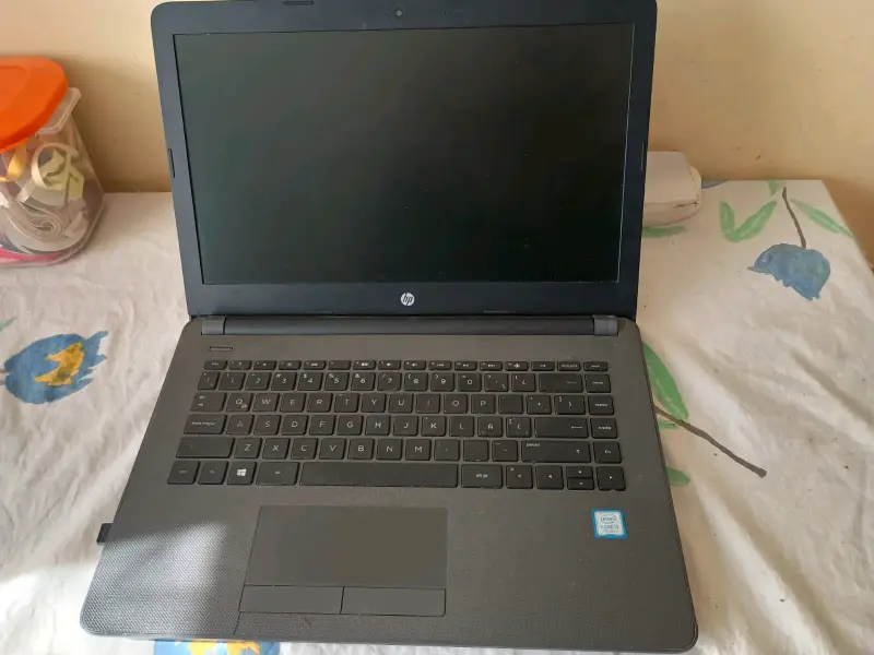 Laptop HP Intel Core i3 en buen estado - 1