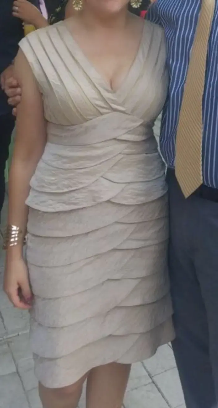 Vestido de fiesta beige con diseño plisado - 1