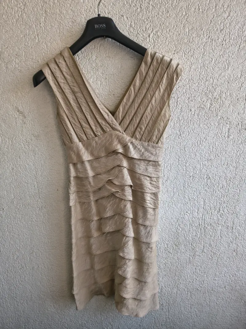 Vestido de fiesta beige con diseño plisado - 2