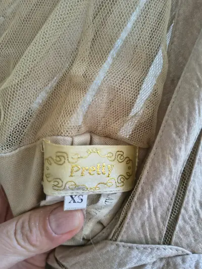 Vestido de fiesta beige con diseño plisado - miniatura 3