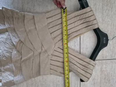 Vestido de fiesta beige con diseño plisado - miniatura 4