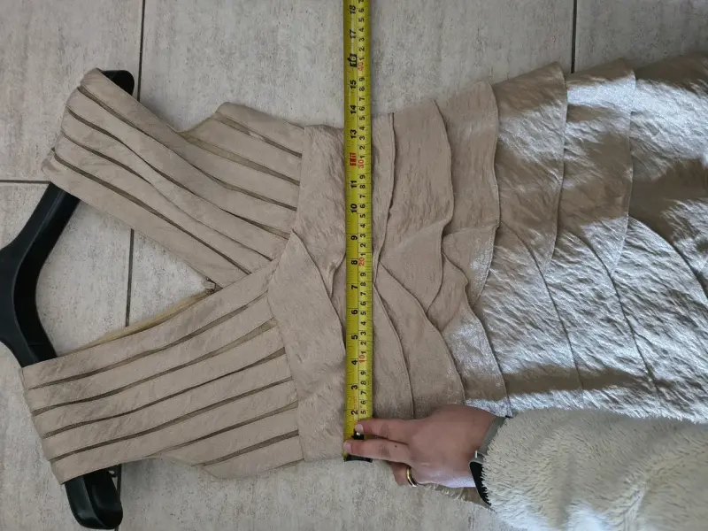 Vestido de fiesta beige con diseño plisado - 5