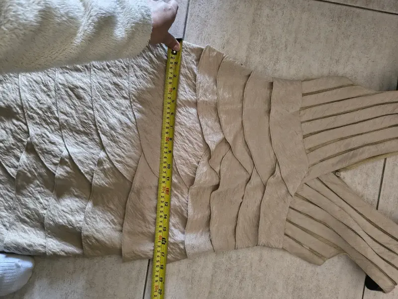 Vestido de fiesta beige con diseño plisado - 6