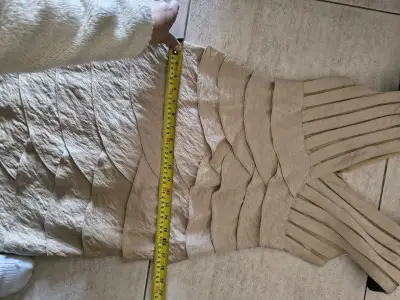 Vestido de fiesta beige con diseño plisado - miniatura 6
