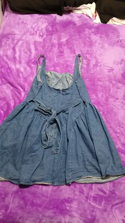 Vestido de mezclilla azul con tirantes - miniatura 2