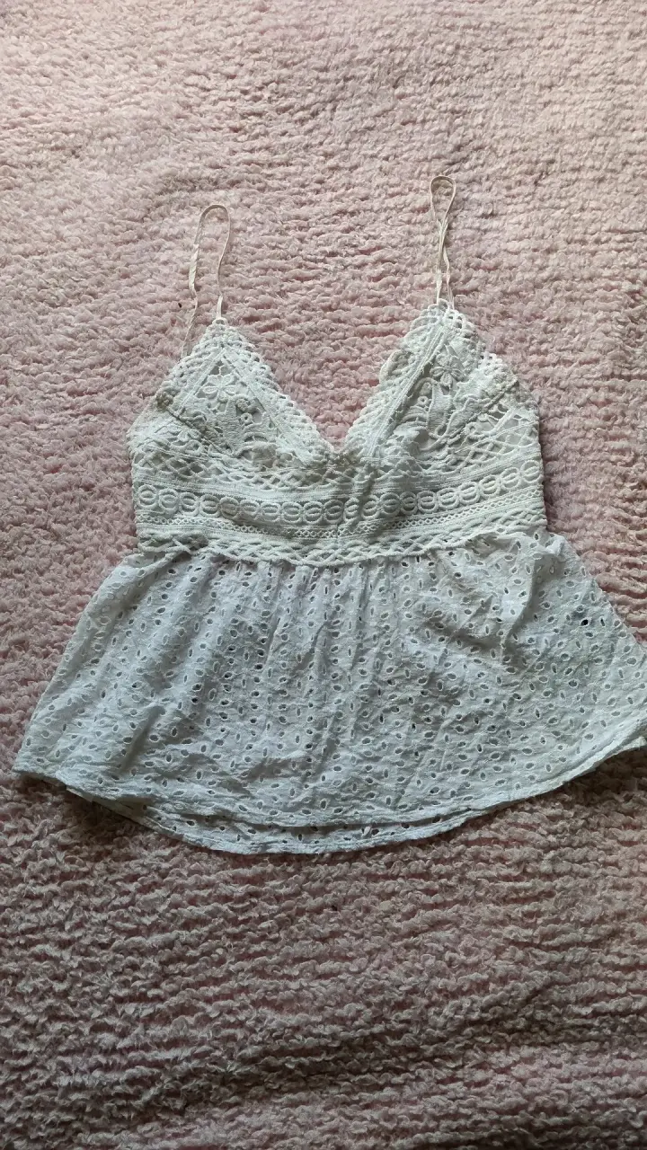 Blusa de encaje blanca con tirantes - 1