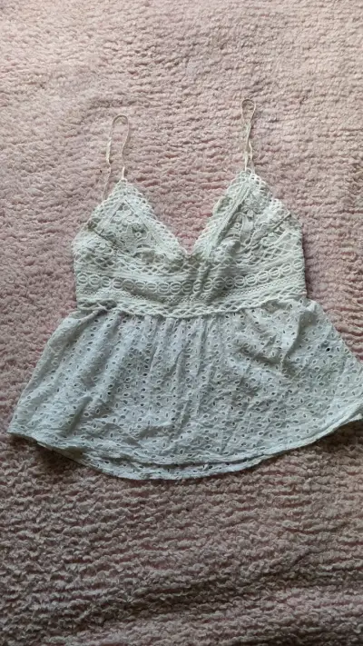 Blusa de encaje blanca con tirantes - miniatura 1