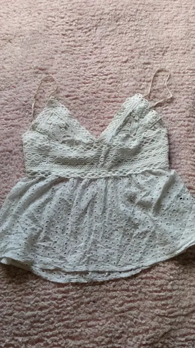 Blusa de encaje blanca con tirantes - miniatura 2