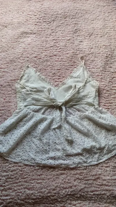 Blusa de encaje blanca con tirantes - miniatura 3