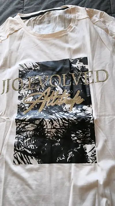 Polera blanca JJO Evolved con diseño gráfico - miniatura 2