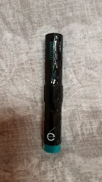 Máscara de pestañas negra con extensión de tubo - miniatura 1