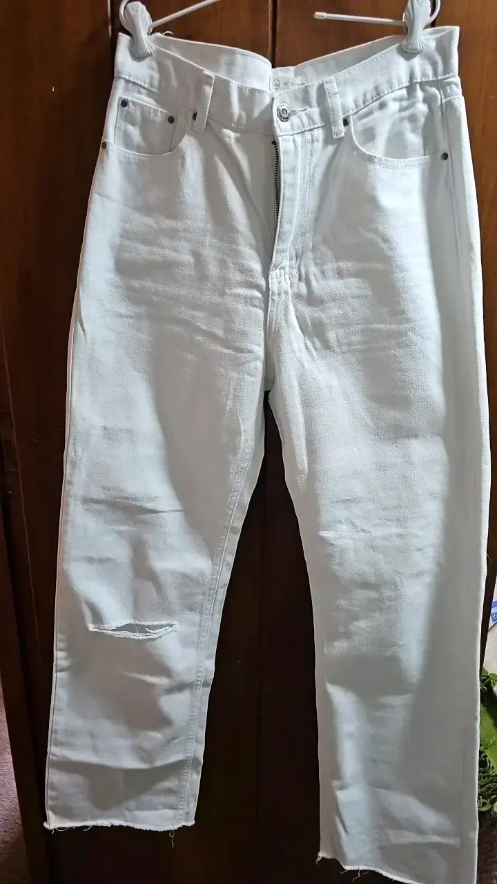 Jeans blancos para mujer con diseño rasgado - 1
