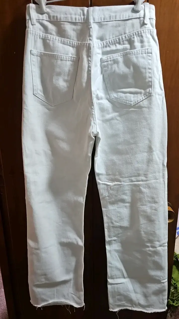 Jeans blancos para mujer con diseño rasgado - 2