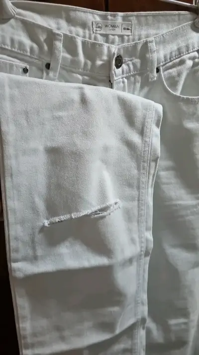 Jeans blancos para mujer con diseño rasgado - miniatura 3