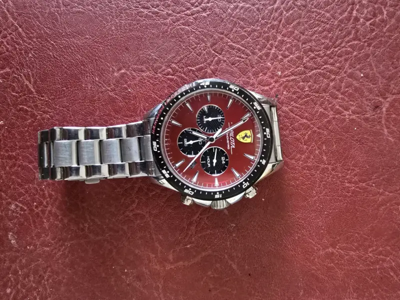 Reloj Ferrari cronógrafo rojo con pulsera metálica - 2