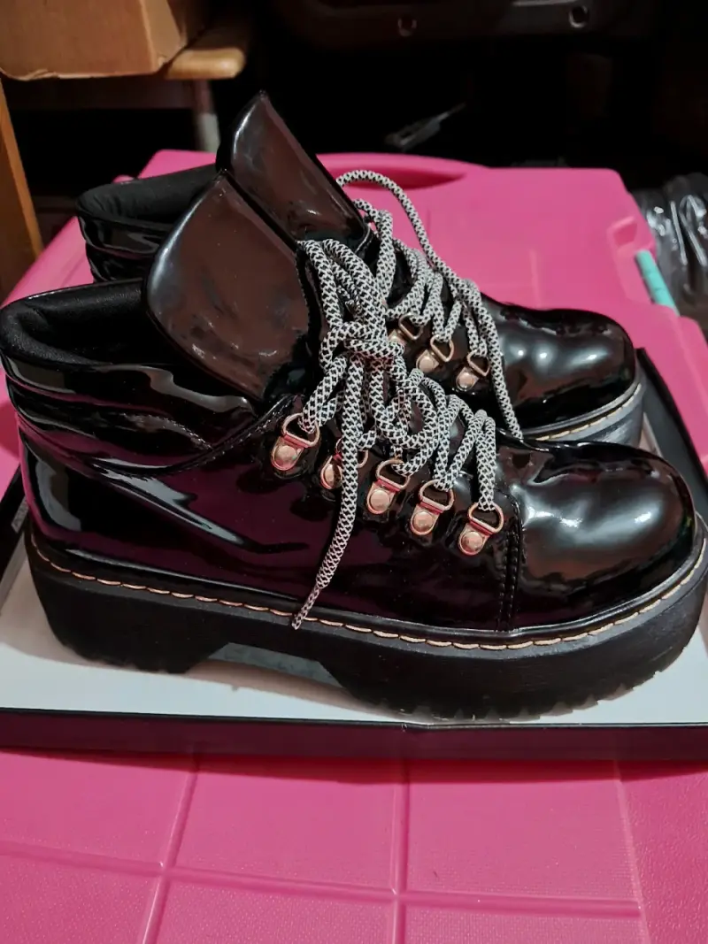 Botines de charol negro con cordones gruesos - 1