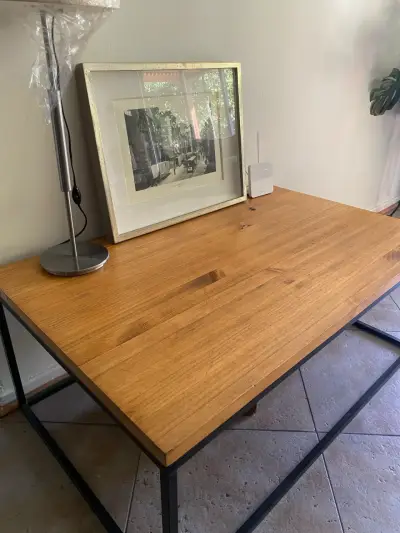 Escritorio de madera con estructura metálica - miniatura 1