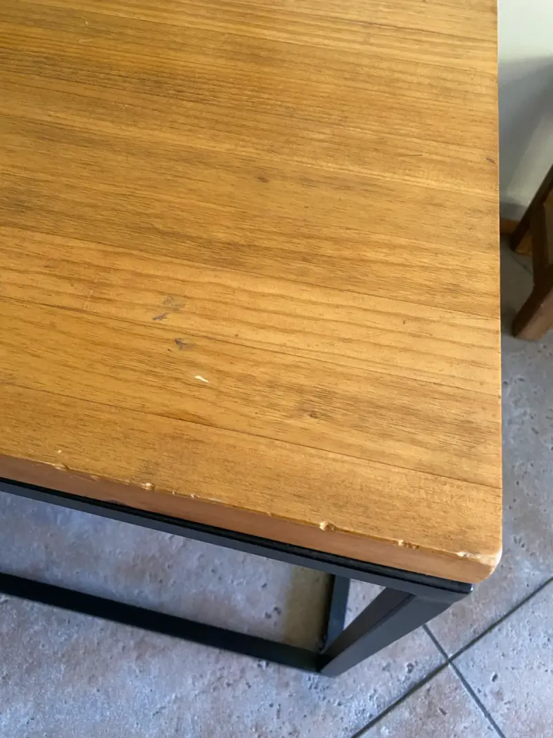 Escritorio de madera con estructura metálica - 4