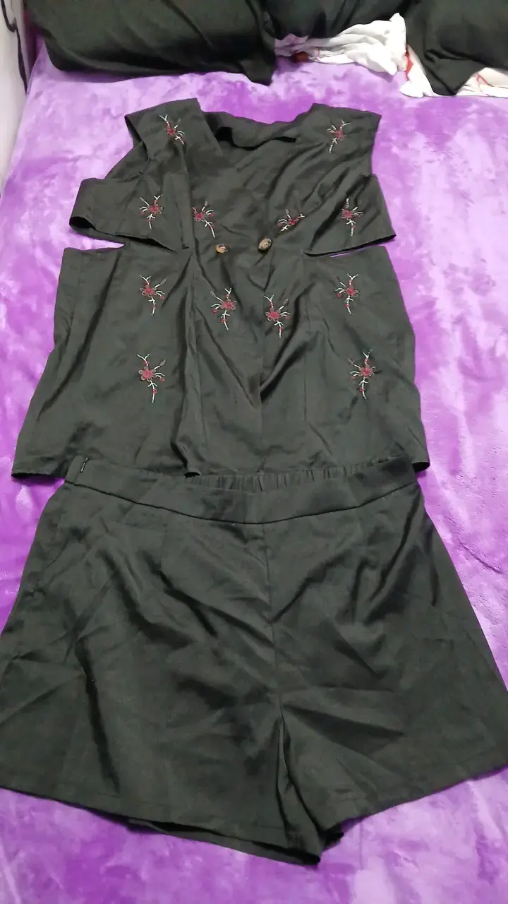 Conjunto de blusa y short negro con bordado floral - 1