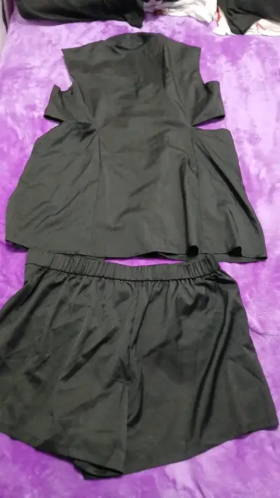 Conjunto de blusa y short negro con bordado floral - miniatura 2