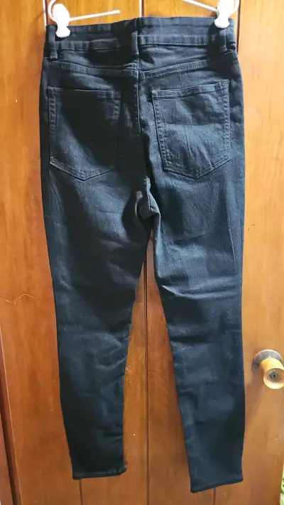 Jeans negros ajustados para mujer - miniatura 2