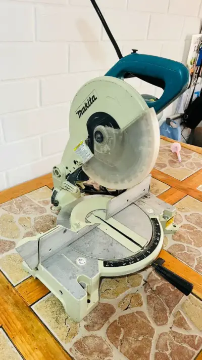 Sierra Ingleteadora Makita 10 pulgadas - miniatura 1