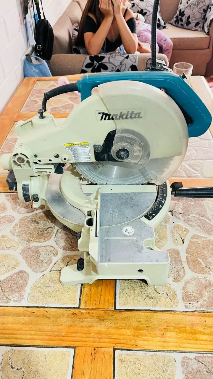 Sierra Ingleteadora Makita 10 pulgadas - 2