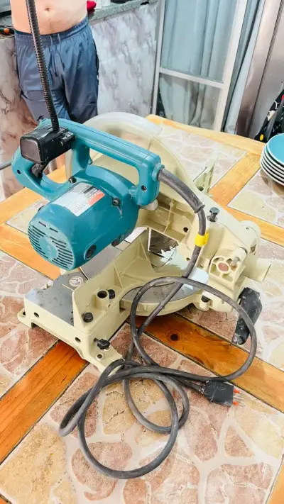 Sierra Ingleteadora Makita 10 pulgadas - miniatura 3