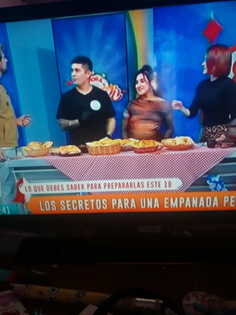 Televisor Samsung con control remoto - 2