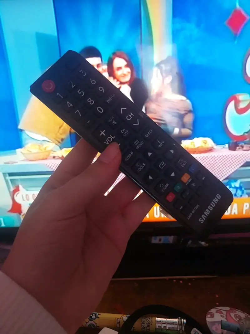 Televisor Samsung con control remoto - 3