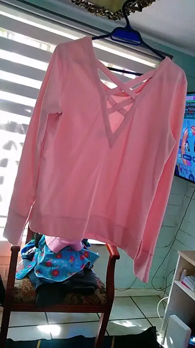 Polerón rosado con diseño cruzado en la espalda - miniatura 2
