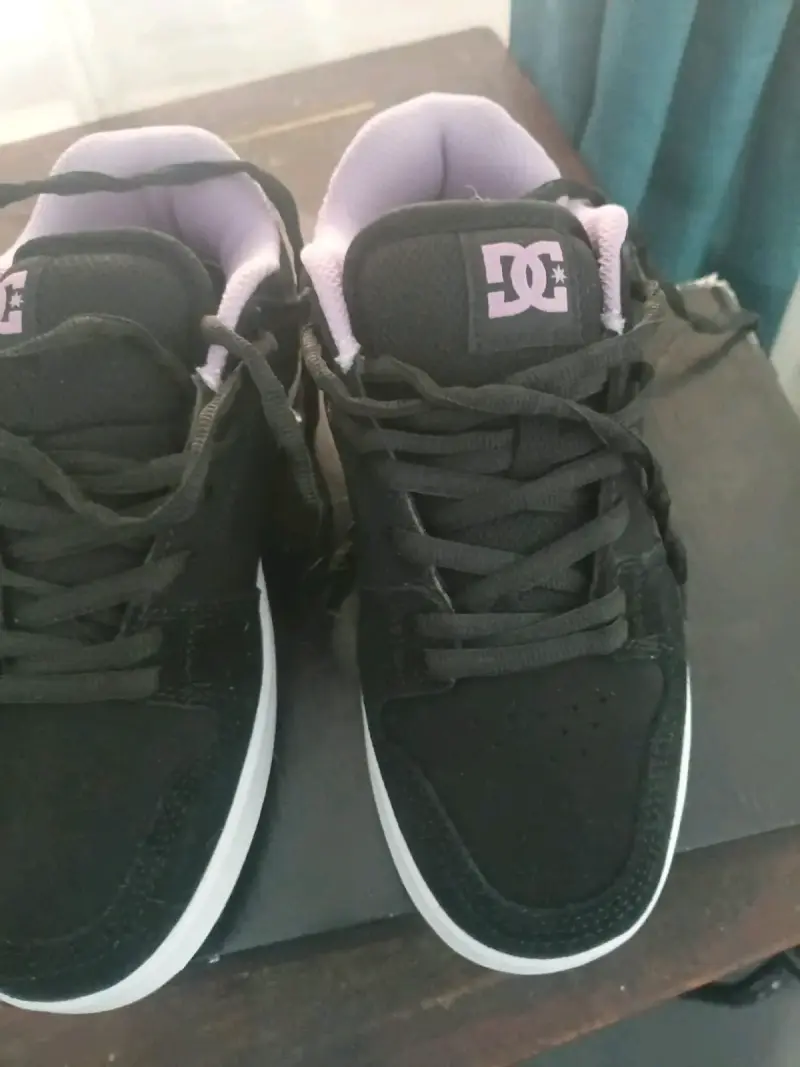 Zapatillas deportivas DC negras y moradas - 2