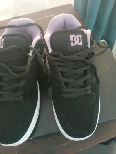 Zapatillas deportivas DC negras y moradas - miniatura 2