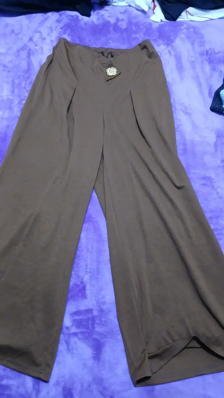 Pantalones palazzo marrones con detalle dorado - 1