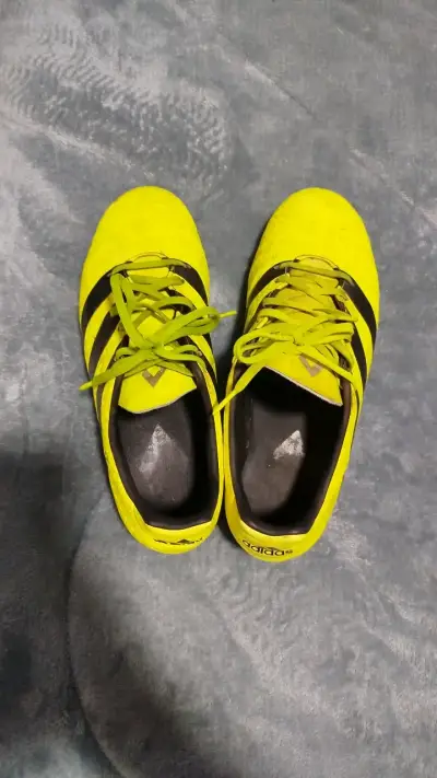 Botines de fútbol amarillos Adidas con tacos - miniatura 1