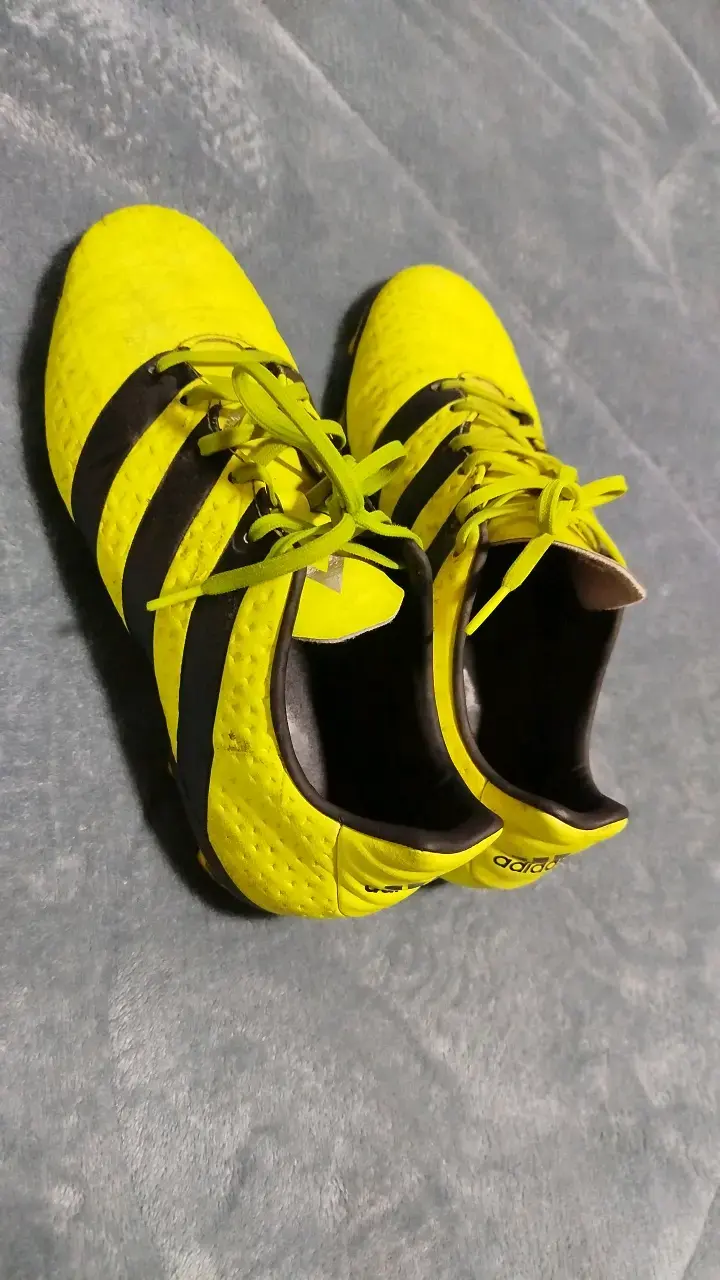 Botines de fútbol amarillos Adidas con tacos - 2