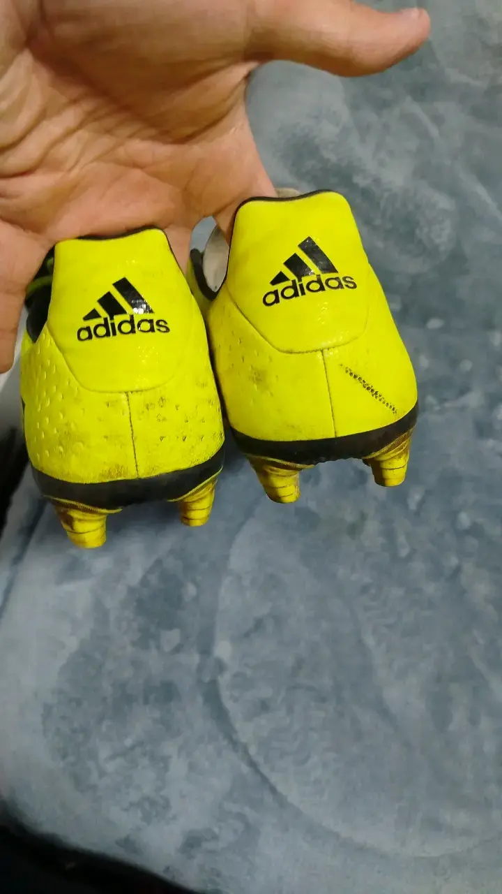 Botines de fútbol amarillos Adidas con tacos - 4