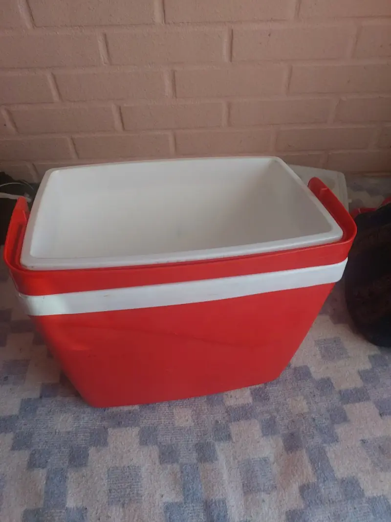 Cooler rojo con tapa blanca Wenko - 2