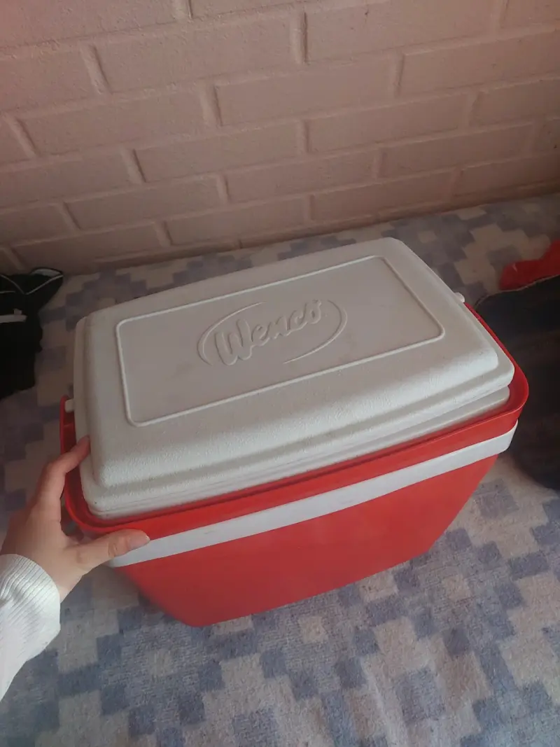 Cooler rojo con tapa blanca Wenko - 3
