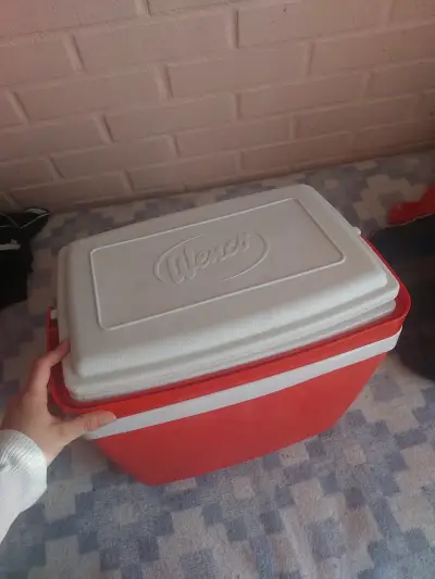 Cooler rojo con tapa blanca Wenko - miniatura 3