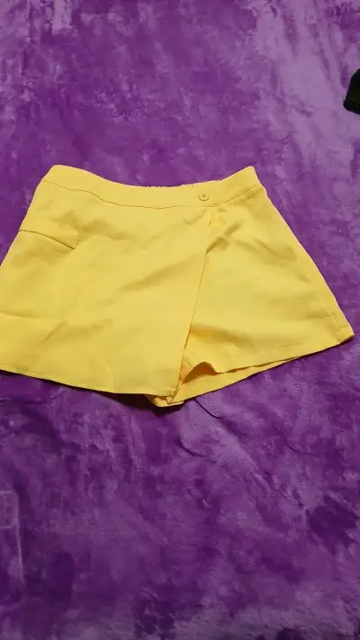 Falda Shorts amarillos de mujer casuales - miniatura 1