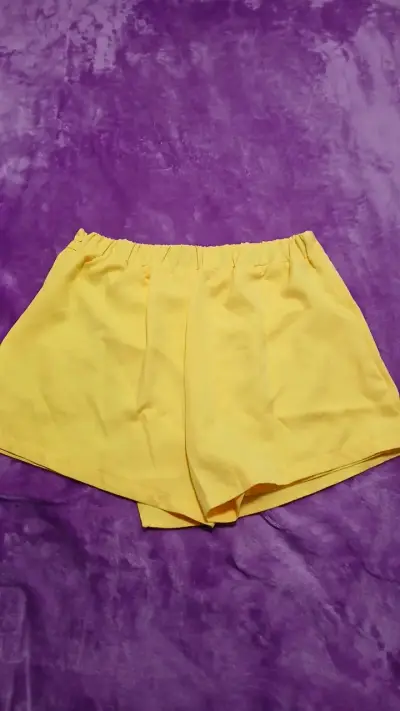 Falda Shorts amarillos de mujer casuales - miniatura 2