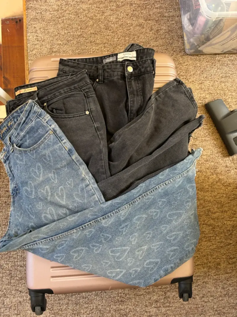 Lote de jeans para mujer en varios estilos