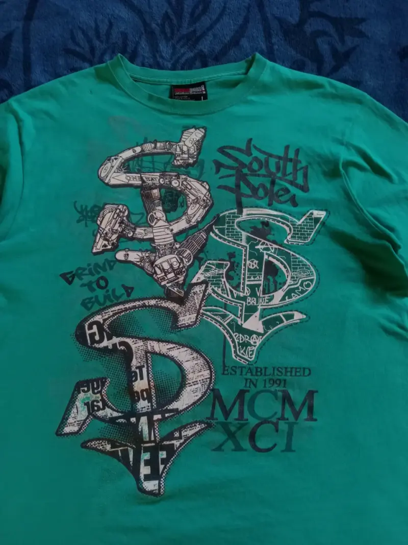 Polera verde Southpole con diseño gráfico - 2